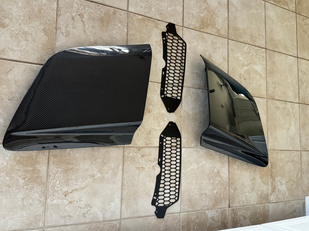 Carbon fiber side blades installed on Audi R8 Gen 2