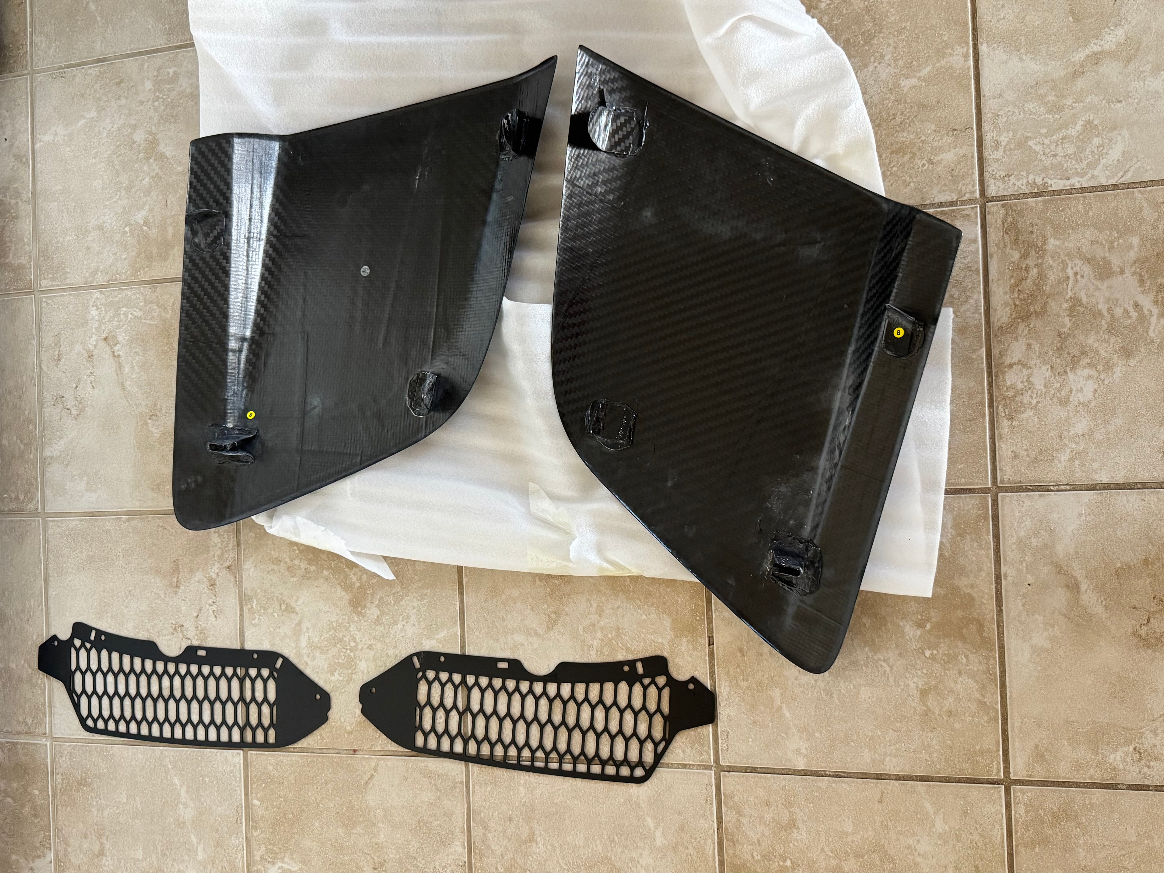 GT4 style carbon fiber side blade airflow vents